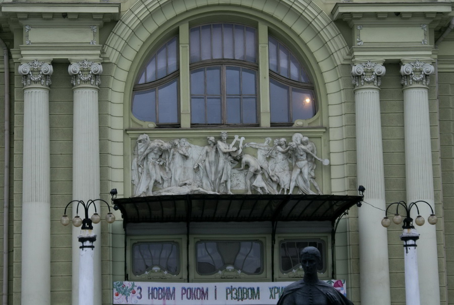 Черновцы достопримечательности Театр и Театральная площадь фото
